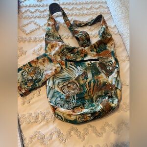 Vibrant 🐅 Tiger Animal Print Tote with Pouch😻